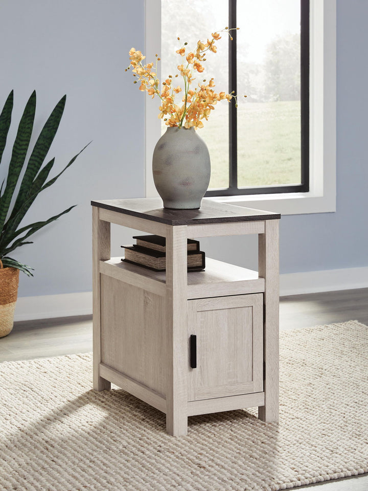 Fendenmore - Chair Side End Table