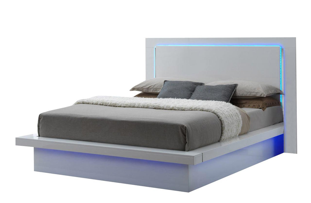 New Classic Sapphire King Platform Bed in White image