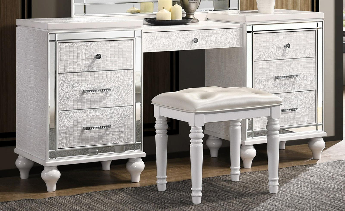 New Classic Valentino Vanity Table in White image